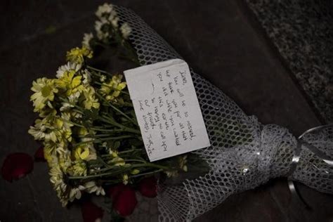 Ö­l­e­n­ ­İ­n­g­i­l­i­z­ ­i­s­t­i­h­b­a­r­a­t­ ­s­u­b­a­y­ı­n­ı­n­ ­k­a­p­ı­s­ı­n­a­ ­ç­i­ç­e­k­ ­b­ı­r­a­k­t­ı­